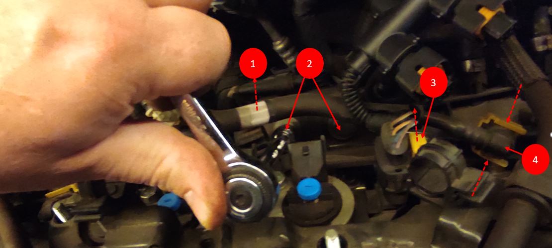 05 - Degagement durite carburant pour accés vis arrier support de rampe et declipage connectique carburant.JPG
