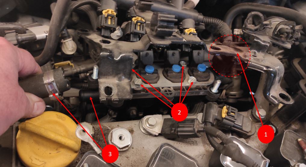 06 - Dépose des 4 vis de fixation de la platine injecteurs, deconnexion de la durite alimnetation phase gazeuse.JPG