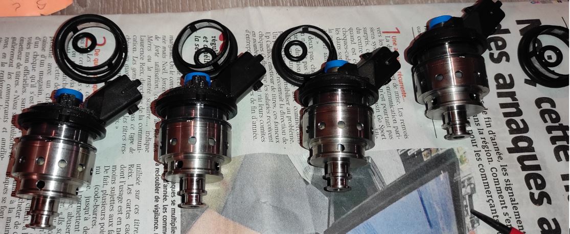 14 - Injecteurs prets à etre nettoyés - Reamrquez les traces noires sur les filtres intérgés au niveau des percages d'alimentation en gaz.JPG