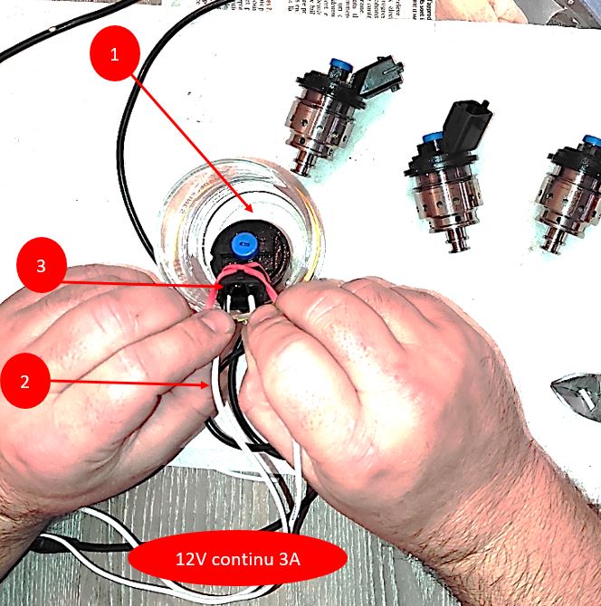 15 - Nettoyage des injecteurs sous tension dans le white spirit.JPG