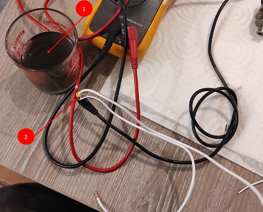 17 - Turbidité du premier bain de white spirit aprés le passage des 4 injecteurs et bidouillage alim PC 12V.JPG